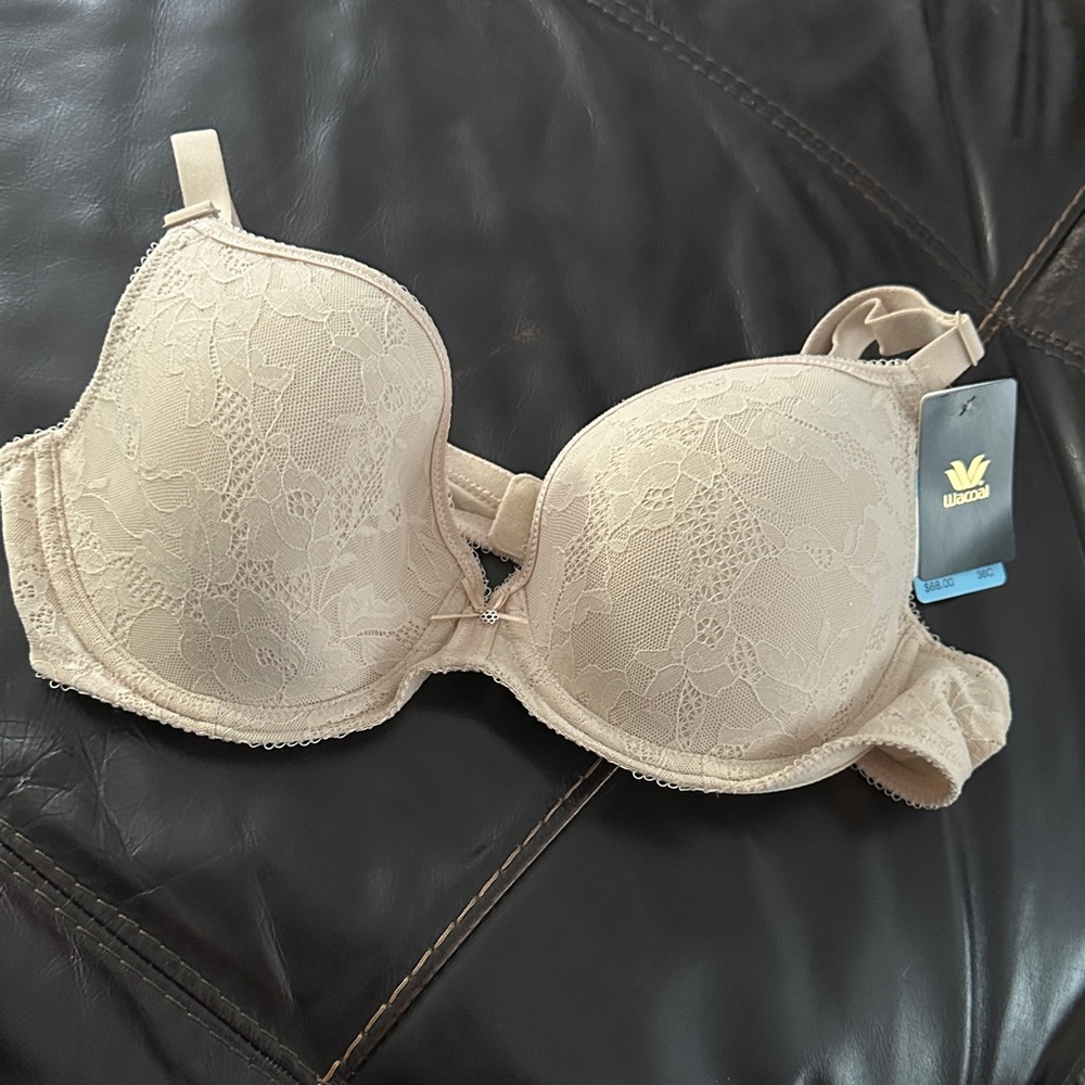 Wacoal Lace Underwire Bra in Cream